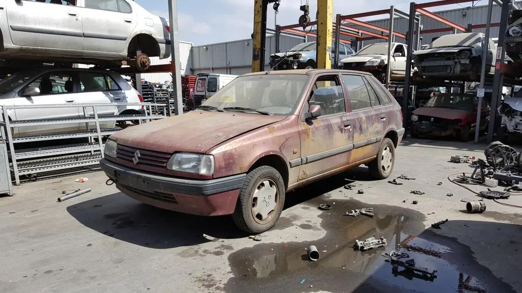 Ancien véhicule thermique dans un centre de recyclage automobile en vue de sa mise au rebut
